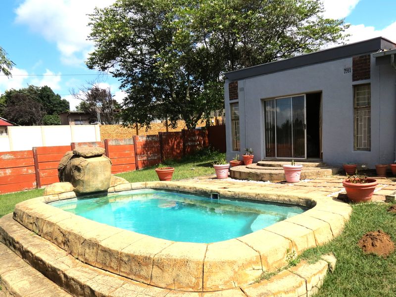 4 Bedroom Family Home with Pool & Lapa for Sale in Mindalore Ext. 1 - Photo 2