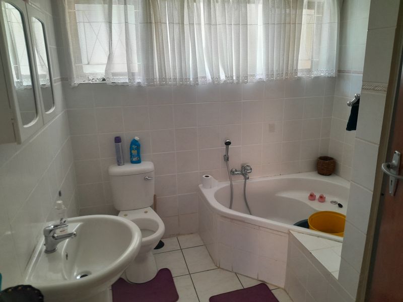 Stunning 4 Bedroom Family Home with Breathtaking Sea Views - Photo 10