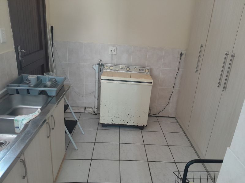 Stunning 4 Bedroom Family Home with Breathtaking Sea Views - Photo 9