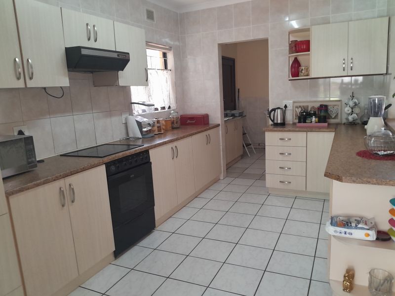 Stunning 4 Bedroom Family Home with Breathtaking Sea Views - Photo 7