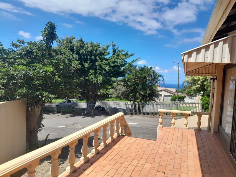 Stunning 4 Bedroom Family Home with Breathtaking Sea Views - Photo 2