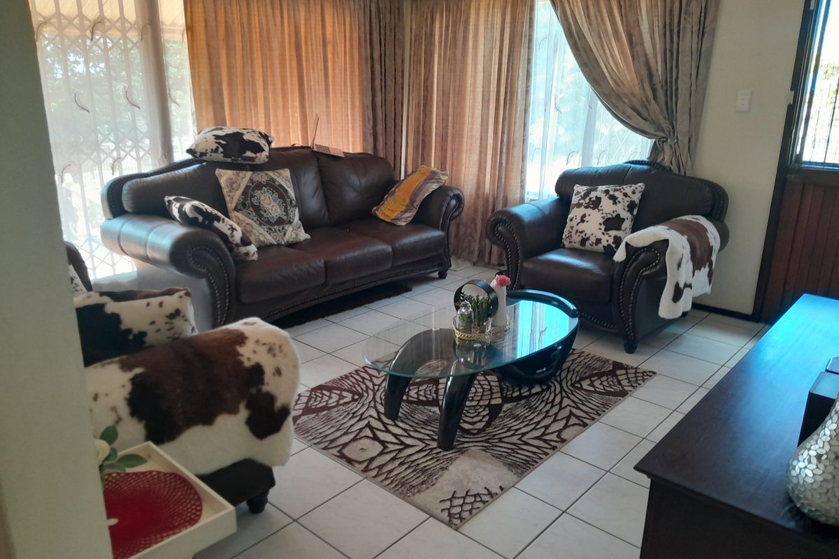 Stunning 4 Bedroom Family Home with Breathtaking Sea Views - Photo 5