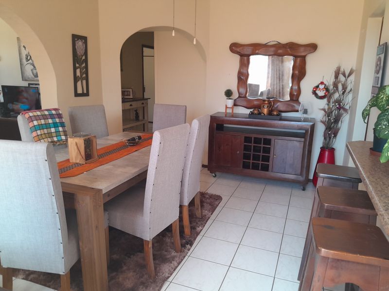 Stunning 4 Bedroom Family Home with Breathtaking Sea Views - Photo 3