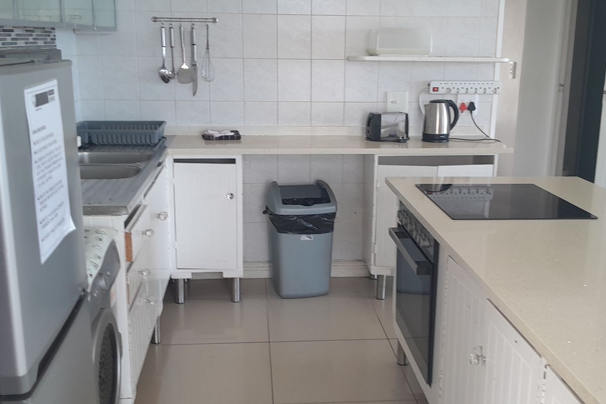 2 Bedroom Beachfront Apartment - Photo 3