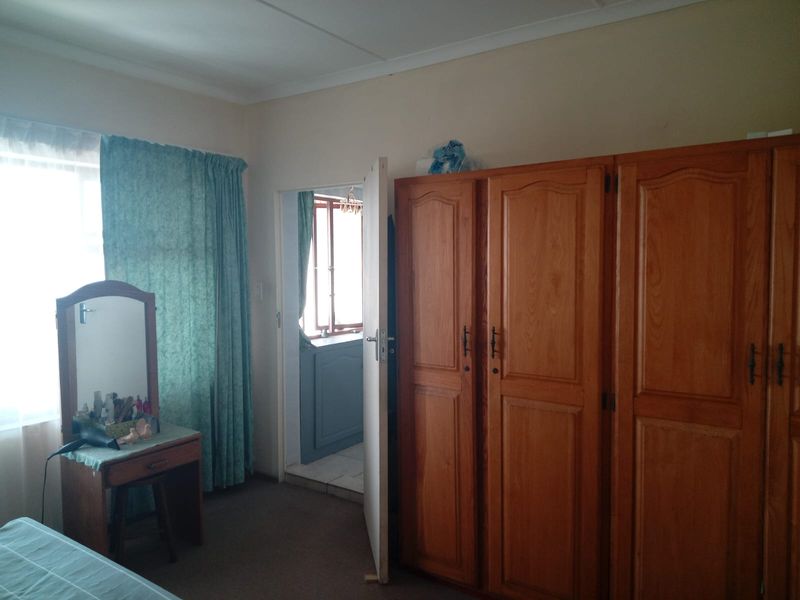 Beautiful Expansive 6-Bedroom Home with Endless Sea Views in Margate - Photo 9