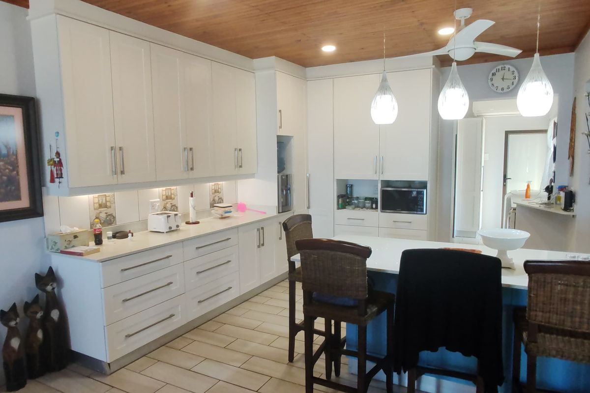 Entertainer's dream -  Modern 5 beachside beauty for sale in Manaba Beach, Margate. - Photo 5