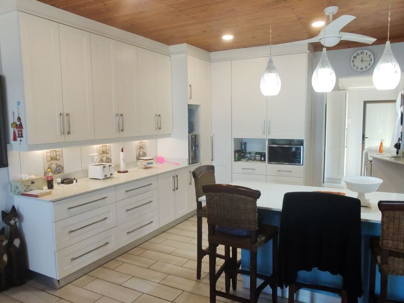 Entertainer's dream -  Modern 5 beachside beauty for sale in Manaba Beach, Margate. - Photo 5