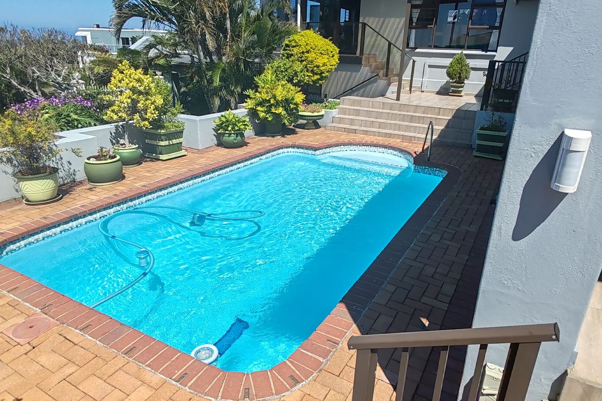 Entertainer's dream -  Modern 5 beachside beauty for sale in Manaba Beach, Margate. - Photo 3