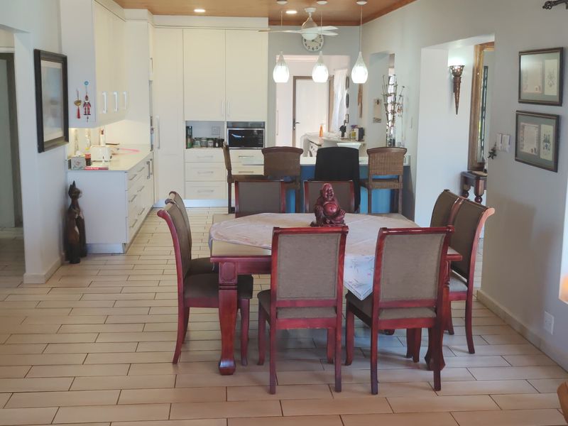 Entertainer's dream -  Modern 5 beachside beauty for sale in Manaba Beach, Margate. - Photo 10