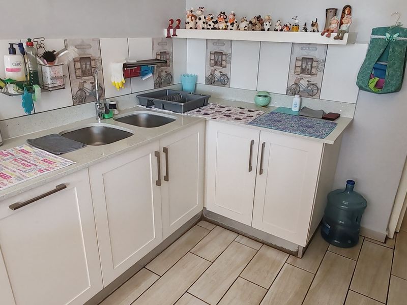 Entertainer's dream -  Modern 5 beachside beauty for sale in Manaba Beach, Margate. - Photo 9