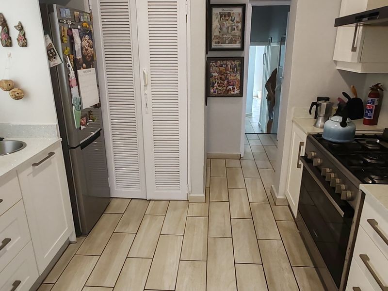 Entertainer's dream -  Modern 5 beachside beauty for sale in Manaba Beach, Margate. - Photo 8