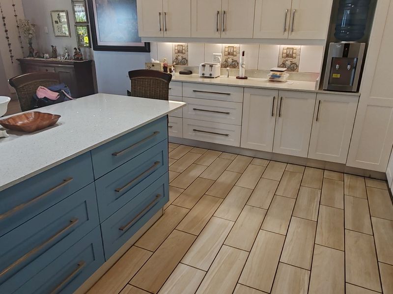 Entertainer's dream -  Modern 5 beachside beauty for sale in Manaba Beach, Margate. - Photo 6