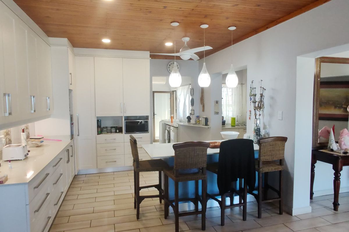 Entertainer's dream -  Modern 5 beachside beauty for sale in Manaba Beach, Margate. - Photo 4