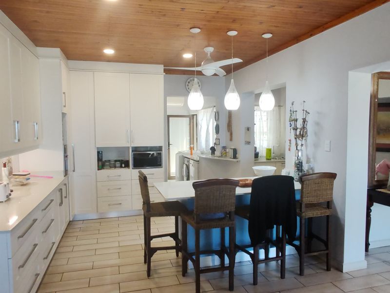 Entertainer's dream -  Modern 5 beachside beauty for sale in Manaba Beach, Margate. - Photo 4