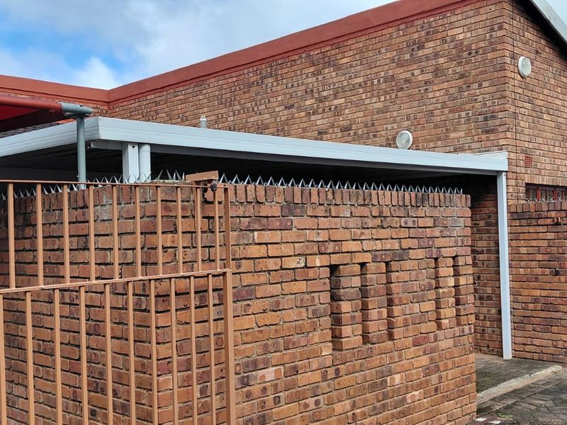 Coastal Living at Its Finest – Secure, Pet-Friendly Complex with Distant Sea Views (No Stairs) - Photo 2