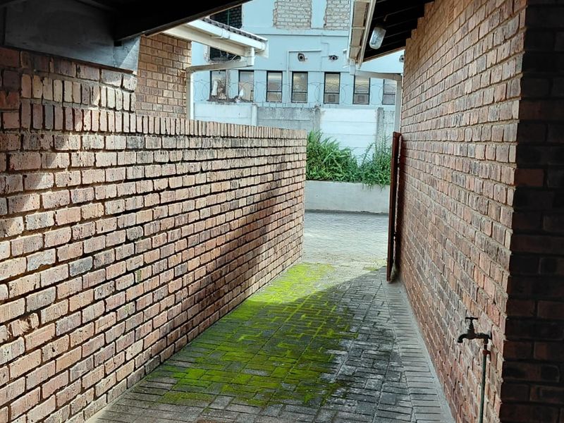 Coastal Living at Its Finest – Secure, Pet-Friendly Complex with Distant Sea Views (No Stairs) - Photo 4