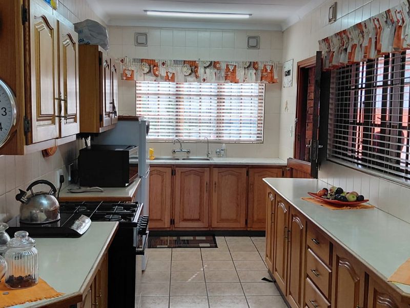 Coastal Living at Its Finest – Secure, Pet-Friendly Complex with Distant Sea Views (No Stairs) - Photo 10