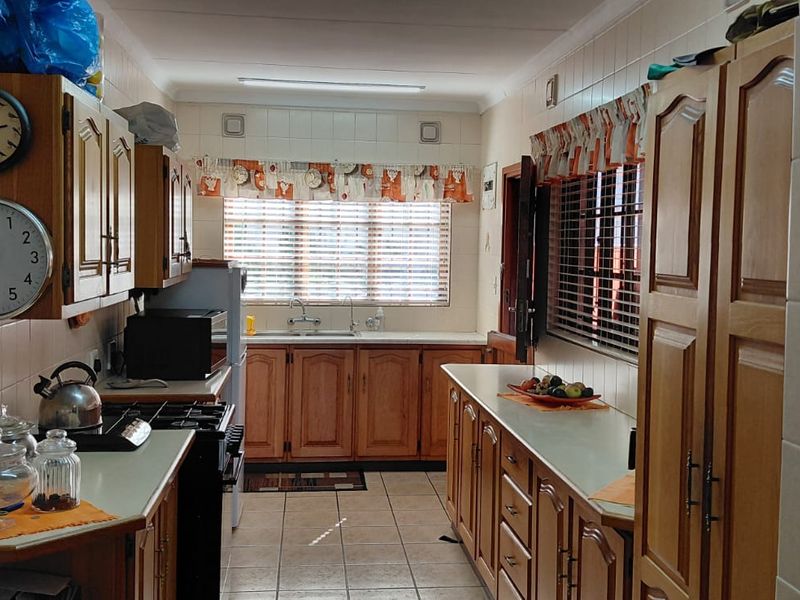 Coastal Living at Its Finest – Secure, Pet-Friendly Complex with Distant Sea Views (No Stairs) - Photo 9