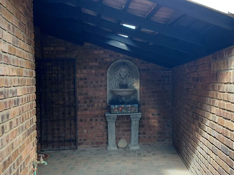 Coastal Living at Its Finest – Secure, Pet-Friendly Complex with Distant Sea Views (No Stairs) - Photo 5