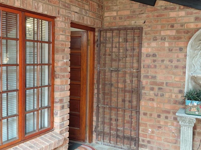 Coastal Living at Its Finest – Secure, Pet-Friendly Complex with Distant Sea Views (No Stairs) - Photo 6