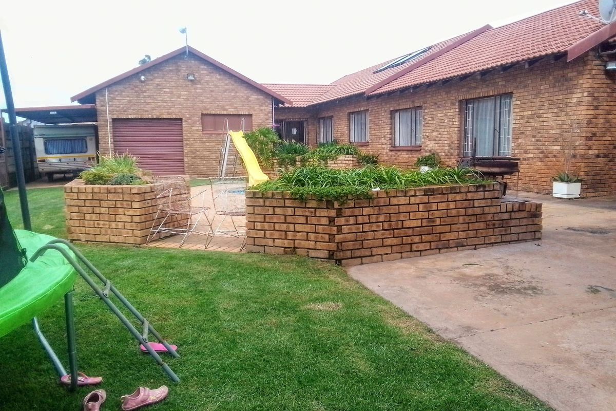 Charming 4-Bedroom Home with Spacious Yard and Extra Features - Photo 2