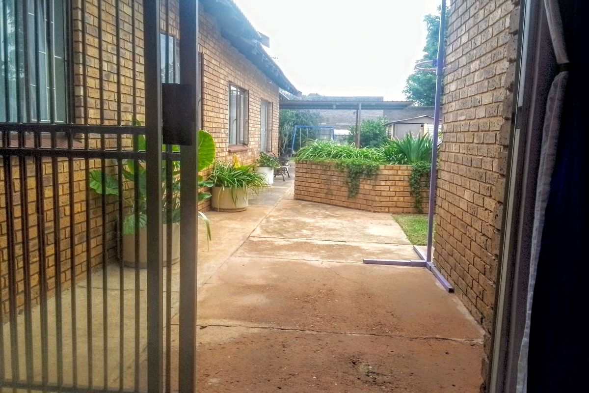 Charming 4-Bedroom Home with Spacious Yard and Extra Features - Photo 3