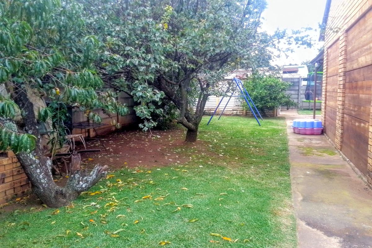 Charming 4-Bedroom Home with Spacious Yard and Extra Features - Photo 4