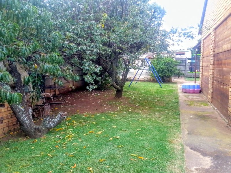 Charming 4-Bedroom Home with Spacious Yard and Extra Features - Photo 4