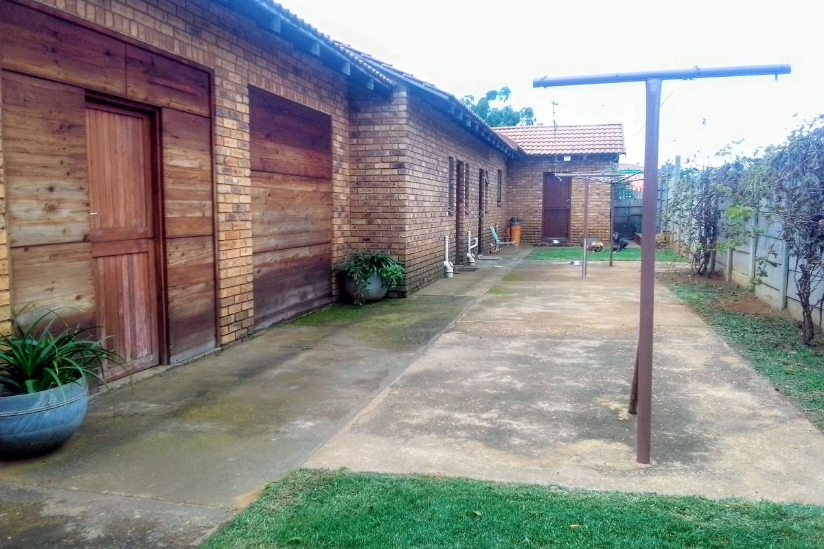 Charming 4-Bedroom Home with Spacious Yard and Extra Features - Photo 5