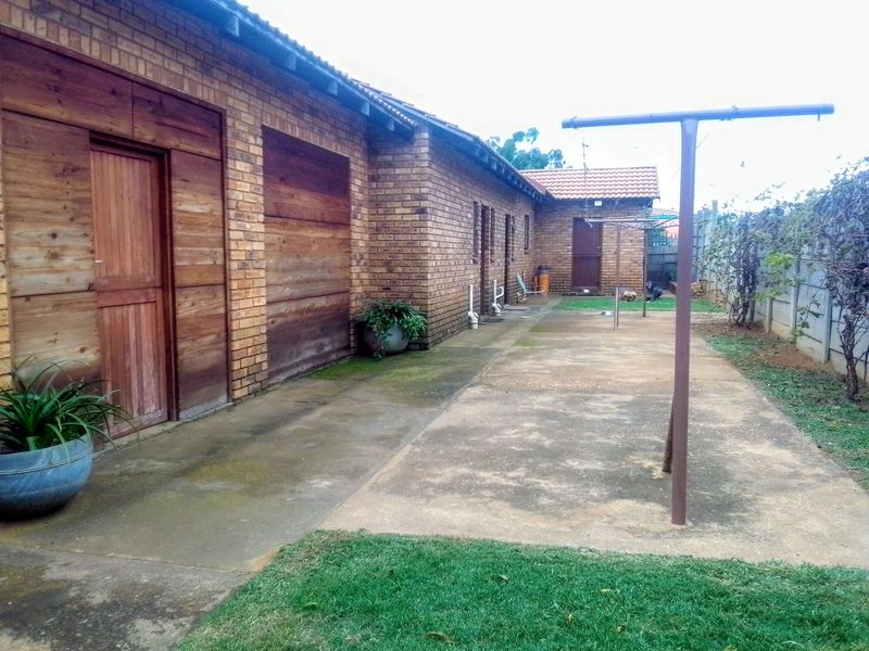 Charming 4-Bedroom Home with Spacious Yard and Extra Features - Photo 5