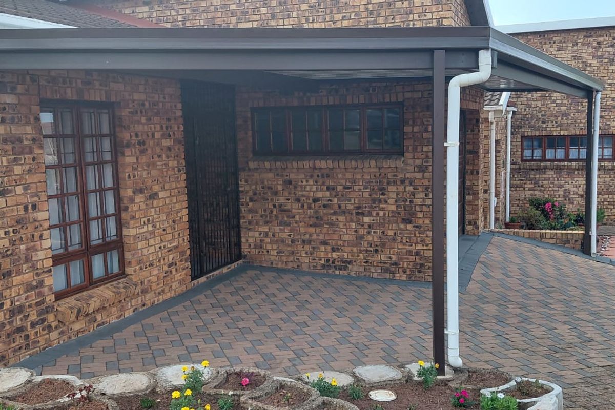 Beautiful, neat-as-a-pin face brick unit—just move in and enjoy! - Photo 2