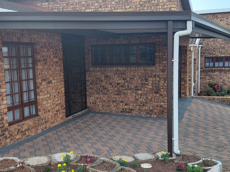 Beautiful, neat-as-a-pin face brick unit—just move in and enjoy! - Photo 2