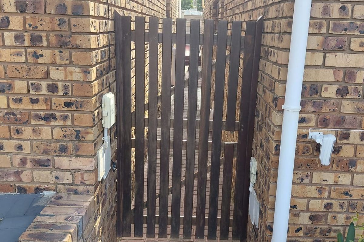 Beautiful, neat-as-a-pin face brick unit—just move in and enjoy! - Photo 5