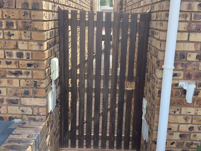 Beautiful, neat-as-a-pin face brick unit—just move in and enjoy! - Photo 5