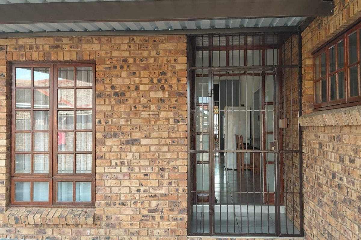 Beautiful, neat-as-a-pin face brick unit—just move in and enjoy! - Photo 4