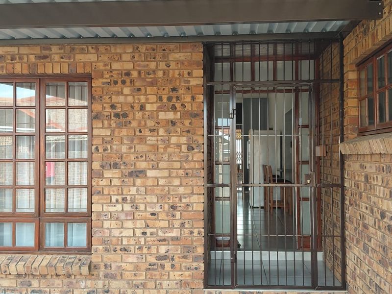 Beautiful, neat-as-a-pin face brick unit—just move in and enjoy! - Photo 4