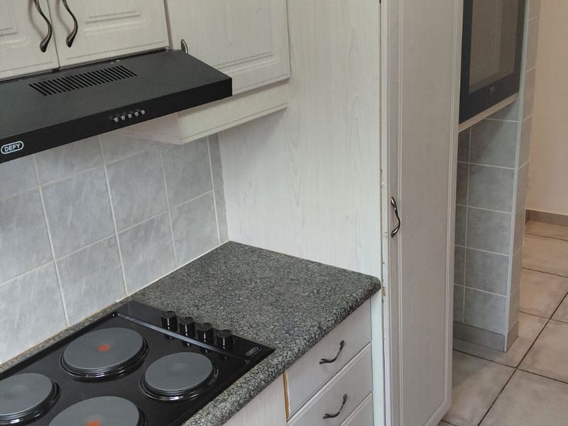 Beautiful, neat-as-a-pin face brick unit—just move in and enjoy! - Photo 10