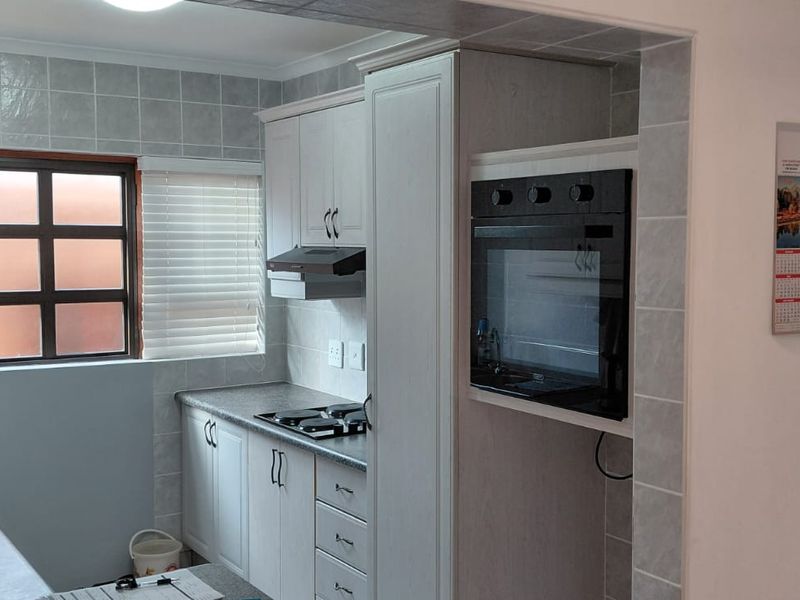 Beautiful, neat-as-a-pin face brick unit—just move in and enjoy! - Photo 9