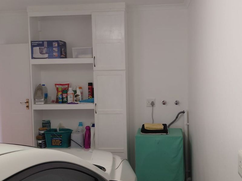 Beautiful, neat-as-a-pin face brick unit—just move in and enjoy! - Photo 7