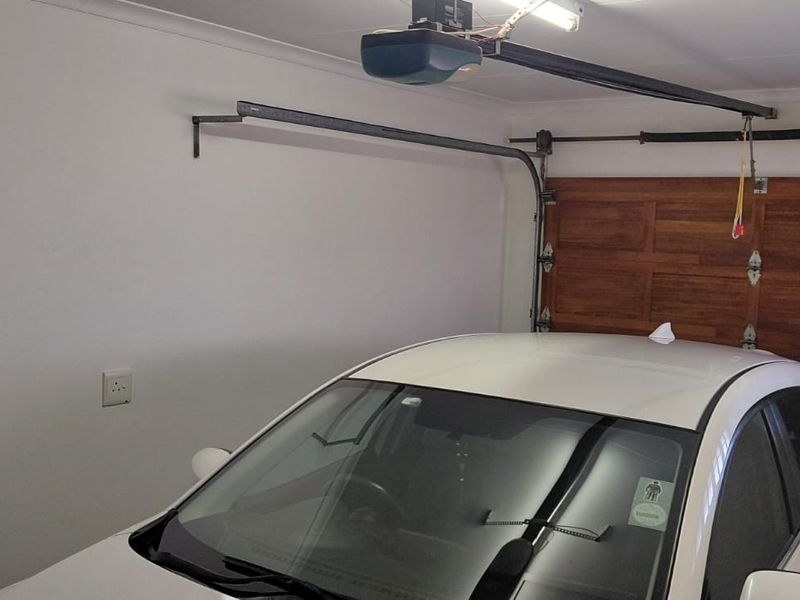 Beautiful, neat-as-a-pin face brick unit—just move in and enjoy! - Photo 6