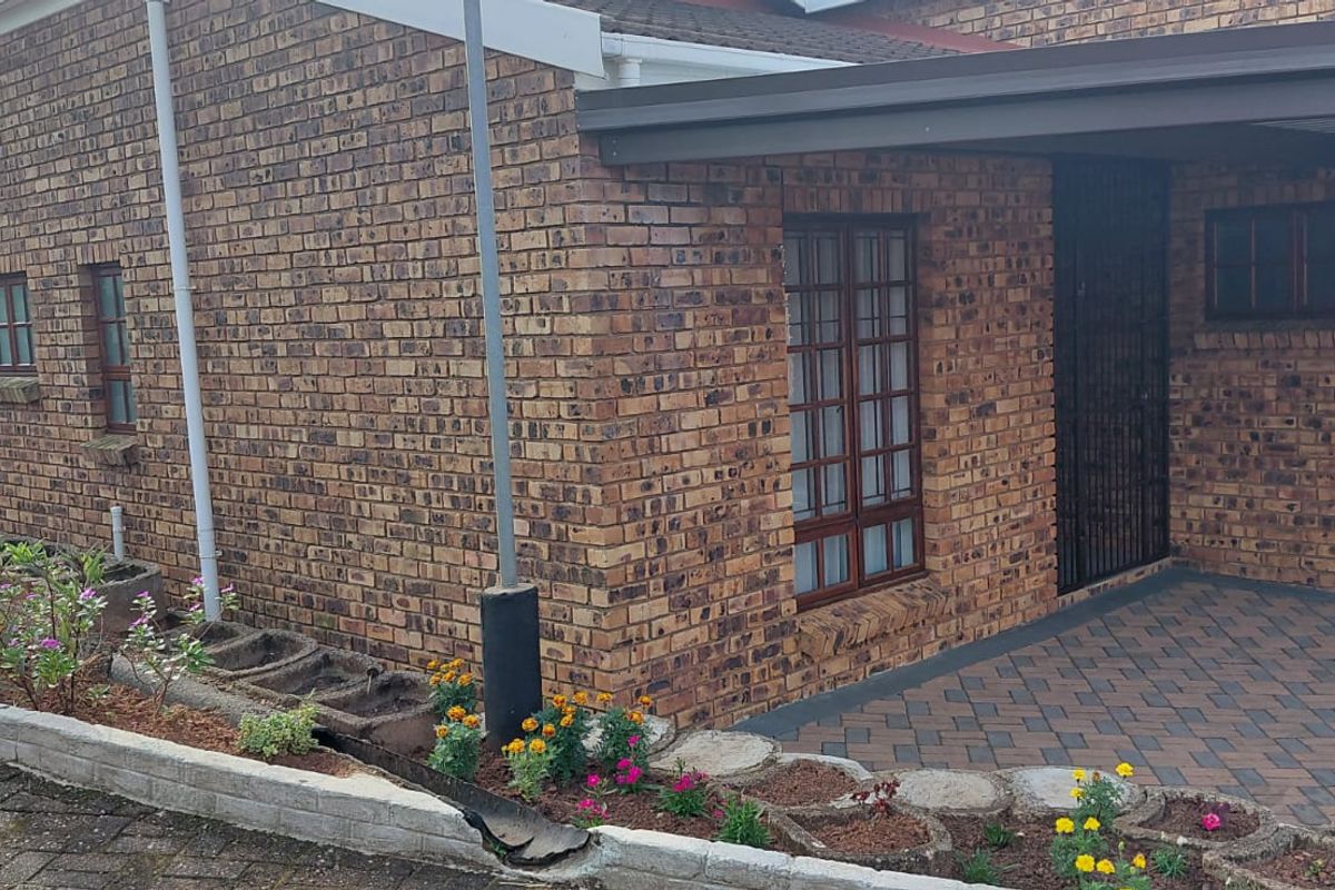 Beautiful, neat-as-a-pin face brick unit—just move in and enjoy! - Photo 3