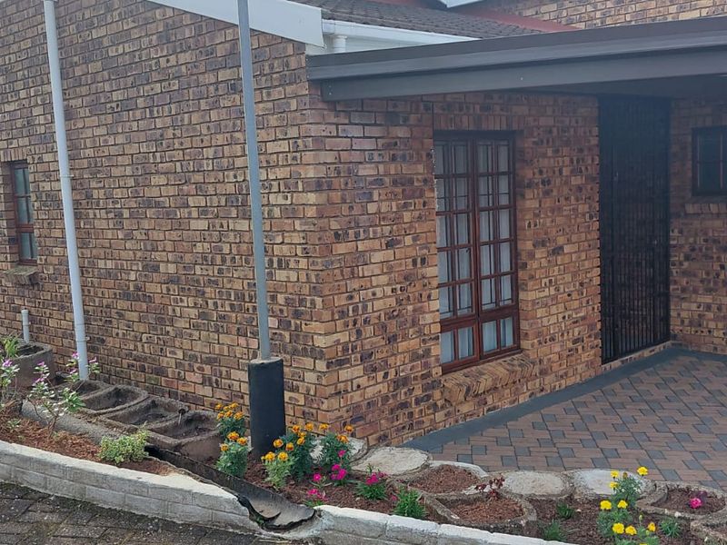 Beautiful, neat-as-a-pin face brick unit—just move in and enjoy! - Photo 3