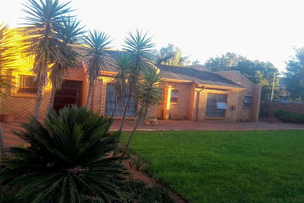 Spacious 4-Bedroom Home with a Double Garage & Ample Parking - Photo 5