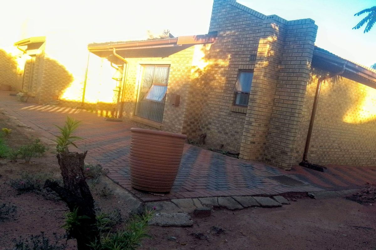 Spacious 4-Bedroom Home with a Double Garage & Ample Parking - Photo 4