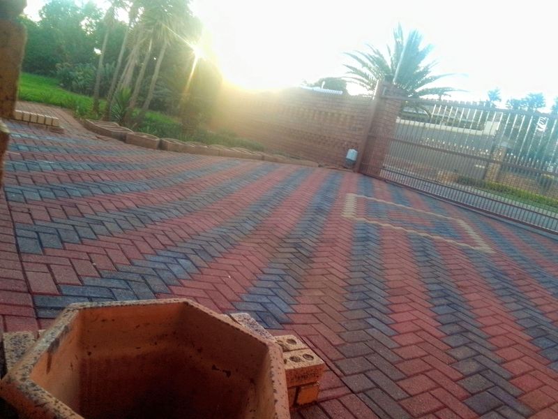 Spacious 4-Bedroom Home with a Double Garage & Ample Parking - Photo 3