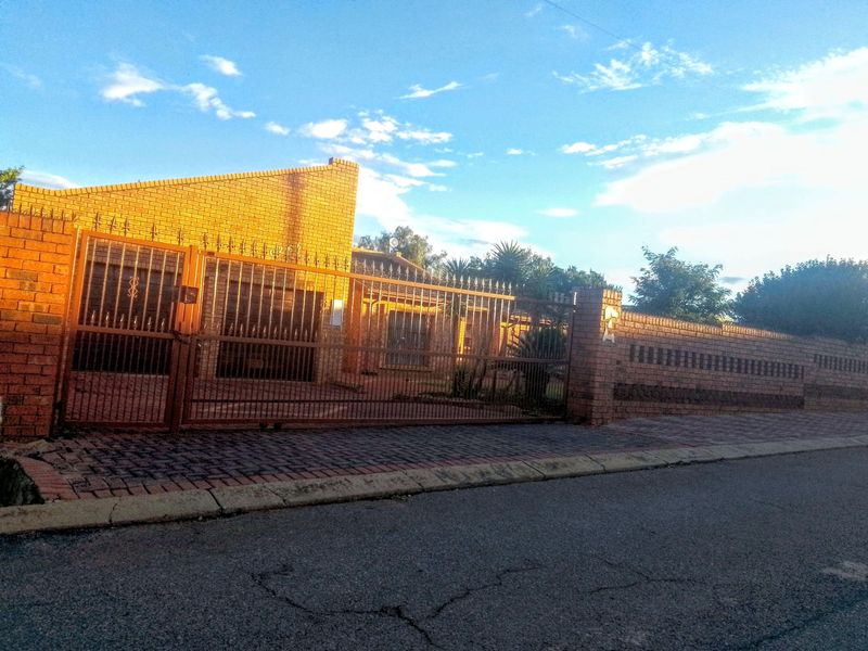 Spacious 4-Bedroom Home with a Double Garage & Ample Parking - Photo 2