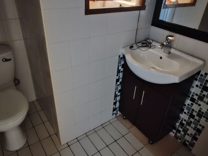 Charming Coastal Home with Sea Views and Pool – Uvongo, Margate - Photo 10