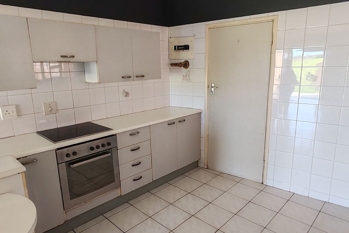 Charming Coastal Home with Sea Views and Pool – Uvongo, Margate - Photo 3