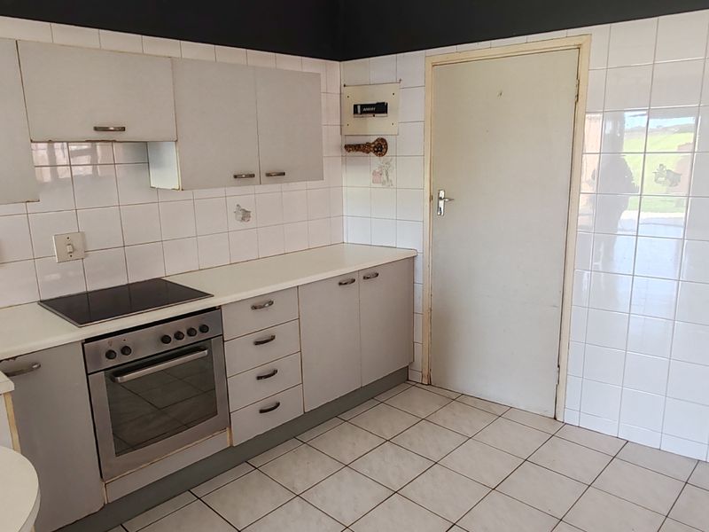 Charming Coastal Home with Sea Views and Pool – Uvongo, Margate - Photo 3