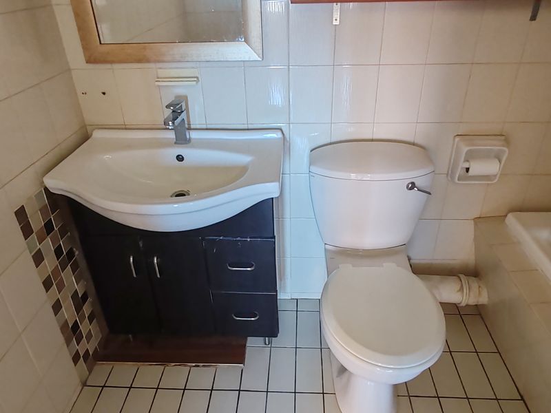 Charming Coastal Home with Sea Views and Pool – Uvongo, Margate - Photo 8